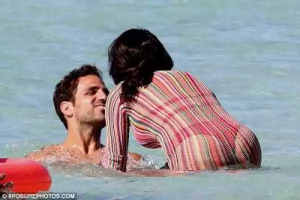 Photos: Footballer Cesc Fàbregas And His Girlfriend Loved Up At The Beach In Italy